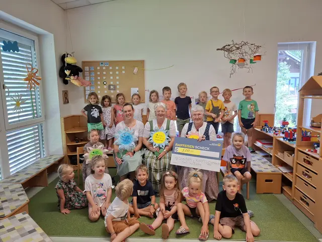 Die Goldhauben- und Kopftuchfrauen Bad Goisern freuen sich, mit ihrer Spende einen positiven Beitrag für die jüngste Generation leisten zu können, und wünschen den Kindern, Lehrkräften sowie den Teams der Kindergärten und Schulen ein erfolgreiches und schönes Jahr. | Foto: Karin Ellmer