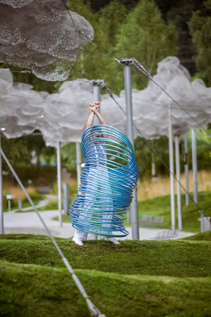 Benjamin Flame interpretiert Hula-Hoop auf seine eigene Weise - inspiriert von französischer Popkultur und ikonischen Bildwelten.

 | Foto: Swarovski Kristallwelten / Gerhard Berger