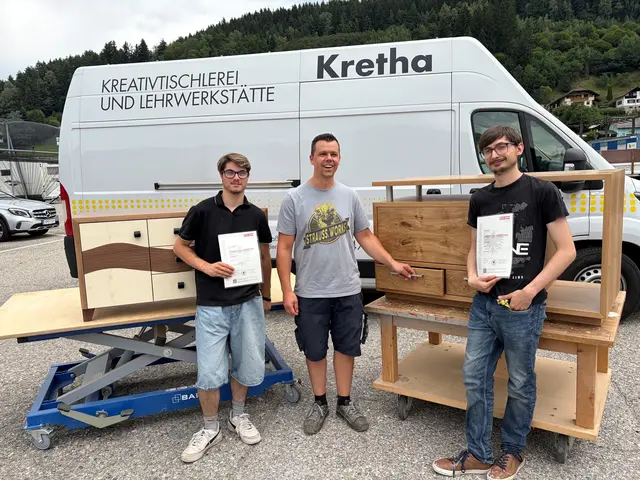V.l.: Kevin Bermoser, Lehrlingsausbildner Patrick Winkler und Kevin Kröth feierten den gelungenen Lehrabschluss.
 | Foto: pro mente kärnten