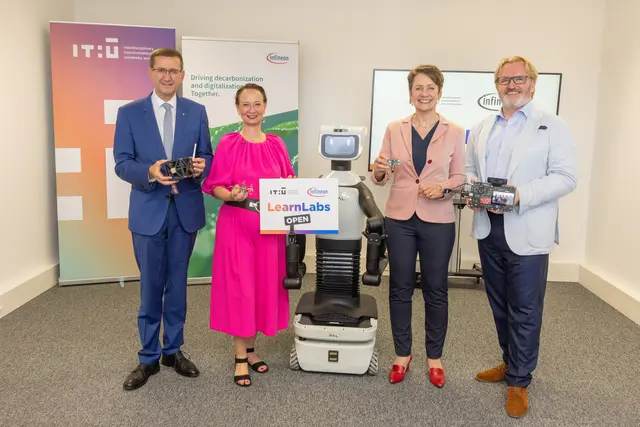 Von links: Landesrat Markus Achleitner (ÖVP), IT:U-Gründungspräsidentin Stefanie Lindstaedt, Infineon Austria-Vorstandsvorsitzende Sabine Herlitschka und Industriellenvereinigung OÖ-Präsident Thomas Bründl. | Foto: IT:U / C. Holzinger