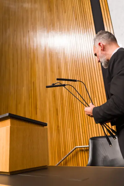Vor der Sitzung sorgen Mitarbeiter für den guten Ton. | Foto: Foto: Parlamentsdirektion/Sattler-Remling