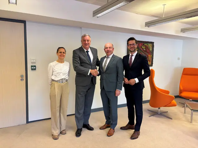 Carmen Schmidle, Mitarbeiterin des Generalsekretärs, Generalsekretär des Ausschusses der Regionen Petr Blizkovsky, Landtagspräsident Max Hiegelsberger, Leiter des Verbindungsbüros des Landes Oberösterreich in Brüssel Simon Prammer.  | Foto: Land OÖ/Claudia Mairanderl