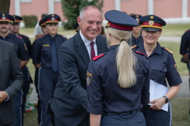 Innenminister Gerhard Karner gratulierte zum erfolgreichen Lehrgangsabschluss. | Foto: Polizei Kärnten/Dexl