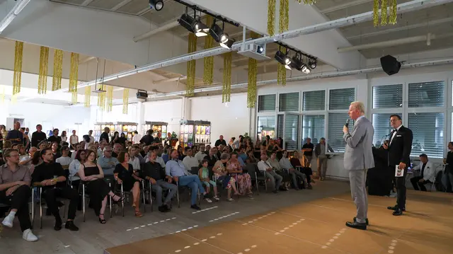 WIFI Geschäftsführer Paul Vyskovsky und Moderator Stefan Elmer gratulierten den Absolventinnen und Absolventen. | Foto: WDA