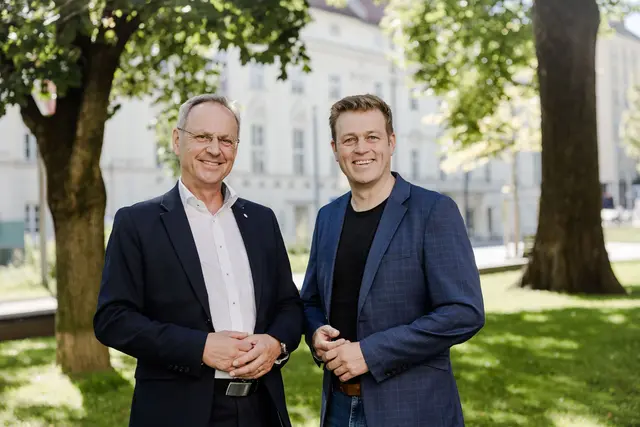 Landesabfallverband-Vorsitzender Roland Wohlmuth und Umwelt- und Klima-Landesrat Stefan Kaineder (Grüne) zeigen sich über erfreut über die hohe Beteiligung an der Aktion „Hui statt Pfui“. | Foto: Werner Dedl/Land OÖ