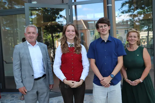 Manfred Komericky und Sabine Jakubzig mit den beiden Absolventen der Abschlussprüfung Melissa Loderer und Lukas Jaklitsch (Bildmitte) | Foto: Edith Ertl