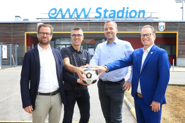 Florian Niedersüß (Vorstand eww Gruppe), Thomas Holl (Marketingleiter eww Gruppe), Peter Huliak (Vorstand FC Hertha Wels), Wolfgang Nöstlinger (Präsident FC Hertha Wels) | Foto: Andreas Mahringer