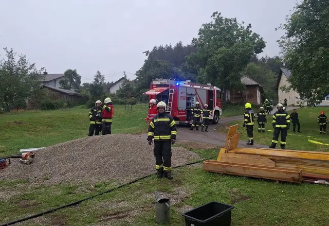 Zahlreiche Feuerwehren waren vor Ort. | Foto: FF EBerschwang
