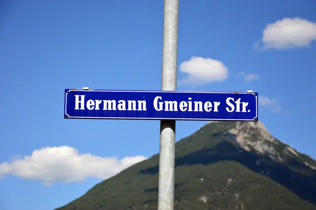 Neuer Name für den Straßenzug am Sonnberg: Die Schilder der bisherigen „Hermann-Gmeiner-Straße“ werden durch „Am Sonnberg“ ersetzt. | Foto: Stadt Imst/Kolp