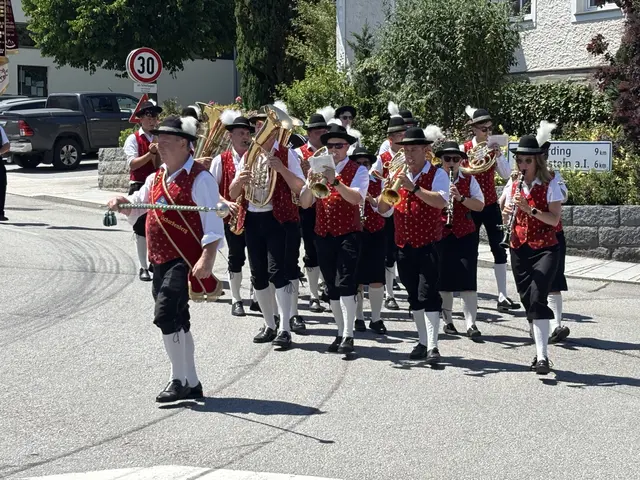 Auch die Musikanten mussten bei über 30 Grad schwitzen: Die Trachtenmusikkapelle Schardenberg führte den Kirchenzug an. | Foto: Gruber