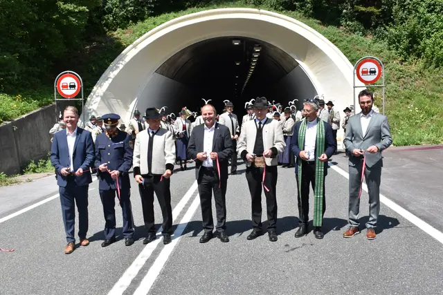 Beim offiziellen Akt wurde natürlch auch das symbolische Band durchschnitten.  | Foto: Haun