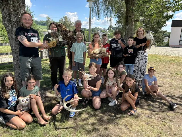 Die Schüler:innen lernten spielerisch vieles zum Thema Jagd, zum Einsatz kamen auch Tierpräperate. | Foto: Kirchberger