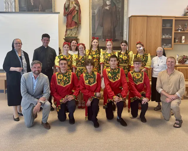Die Schüler:innen und ihre Lehrer mit Gastgeberin Generaloberin Sr. Angelika Garstenauer, Bürgermeister Peter Schobesberger und Pater Jason Rushton (v.l.), 2.v.r. Sr. Kunigunde Fürst.


Foto links Gastgeberin Generaloberin Sr. Angelika Garstenauer, Pater Jason Rushton, die Lehrerin Schenja Fisenko (2.Reihe, 4. v.l.), Sr. Kunigunde Fürst (2. Reihe rechts), Bürgermeister Peter Schobesberger (1. Reihe links) und Lehrer Pavel Krawtschenko (1. Reihe rechts).  | Foto: Franziskanerinnen von Vöcklabruck