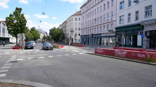 Nahe der Bezirksgrenze überquert der Radweg die Straße und fließt in den Ein-Richtung-Radweg. Dieser zieht bis zum Matzleinsdorfer Platz. | Foto: Andreas Pölzl/MeinBezirk