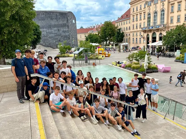 Die HAK-Schüler*innen des zweiten Jahrgangs verbrachten gemeinsam drei spannende Projekttage in Wien, hier im Museumsquartier. | Foto: BHAK/BHAS Bad Ischl