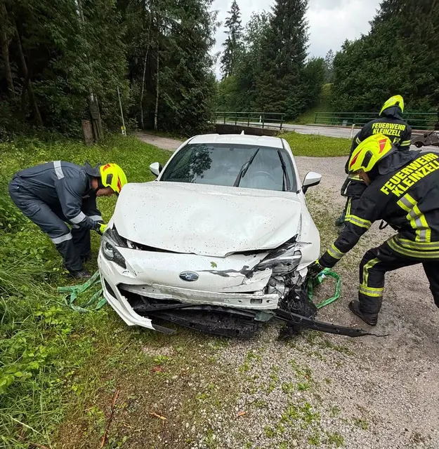 Die Freiwillige Feuerwehr Kleinzell bergen das Fahrzeug.  | Foto: FF Kleinzell