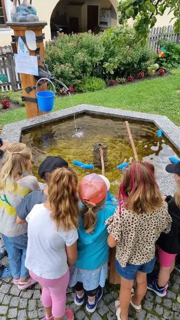 Brunnen-Rätselraten der Energiewichtel: Die Kindergartenkinder aus Pfunds entdeckten im Rahmen der Energiewoche spielerisch die Bedeutung von Wasser, Natur und Energie. | Foto: Kindergarten Pfunds