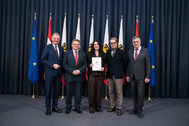 Landeshauptmann Thomas Stelzer, Bgm. Martin Gaisberger, Direktorin Elisabeth Stütz, Karl Stütz, Bildungsdirektor Alfred Klampfer (von links). | Foto: Land OÖ