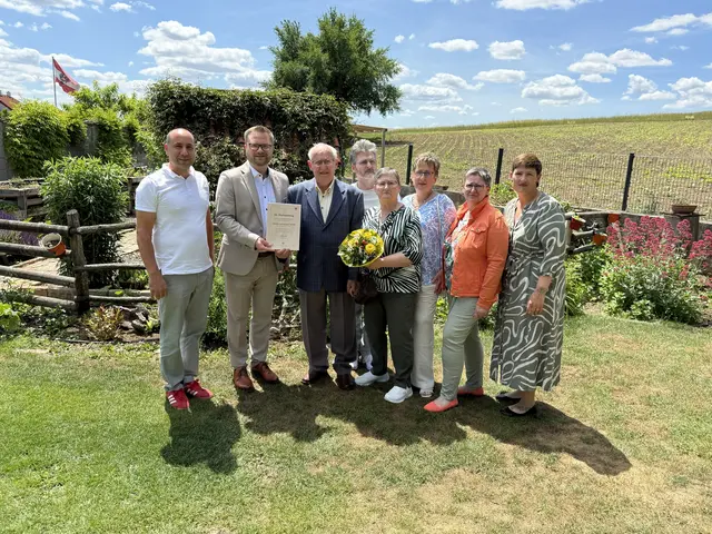 Diamantene Hochzeit in Lanzendorf: Bürgermeister Erich Stubenvoll und Ortsvorsteher Martin Ranftler gratulierten Franziska und Hermann Tatzer zum 60. Hochzeitstag. Mit dabei waren die Kinder Hermann jun., Christine, Barbara und Claudia. | Foto: Stadtgemeinde Mistelbach