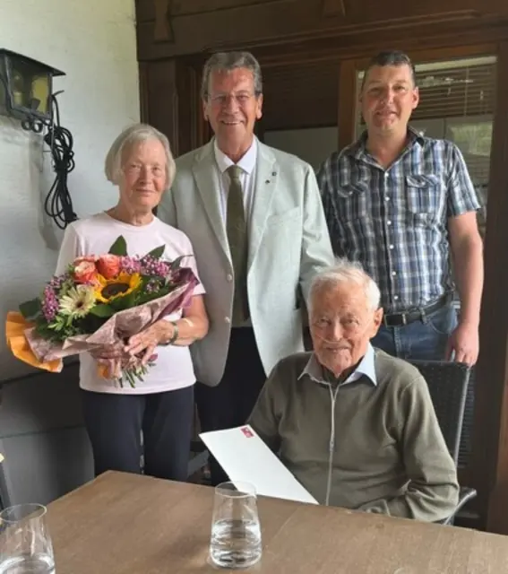 Elisabeth und Pius Schmid feierten ihre diamantene Hochzeit - Bgm. Jakob Wolf und Leonhard Falkner gratulierten. | Foto: Gde. Umhausen