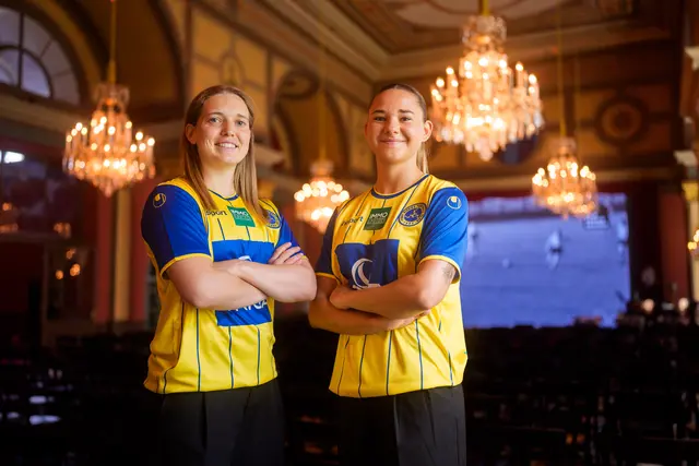 Die Frauen- und Herrenmannschaft des First Vienna FC 1894 präsentierte das neue Heimtrikot für die Saison 2026/27 im House of Strauss. | Foto: First Vienna FC 1894