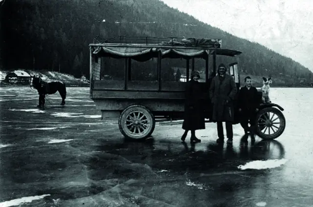Auch wenn der Bus schon motorisiert war, auf dem zugefrorenen See trafen noch alte und neue Transportmittel aufeinander. | Foto: Gemeinde Feld am See