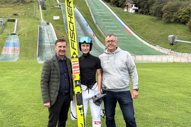 Oktober 2025 vlnr.: Landesrat Martin Zauner, Franz Oberschneider (Sektionsleiter für den Bereich Nordisch beim Schiklub Saalfelden) und Nikolaus Hummel (Nachwuchsspringer und Schüler des Schigymnasiums Saalfelden).  | Foto: Land Salzburg/Mario Scheiber