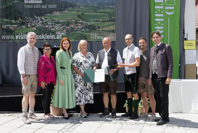 Eine  besondere Ehre wurde Altbürgermeister Josef Hammer (4.v.r.) bei der Jubiläumsfeier in Großklein zuteil. | Foto: Gemeinde