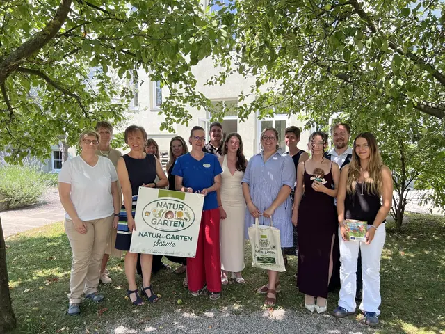 Sandra Timpel, Michaela Wölfel, Direktorin Monika Winkler, Petra Scheer
Elisabeth Schadner, Stefanie Weber („Natur im Garten“), Christian Buchreiter, Schülerin Lena Frahmann, Lisa Wippel-Fasching, Elke Simek-Vallaster, Schülerin Büsra Eralp, Fabian Amstler und Schulsprecherin Rüya Camur | Foto: Mittelschule Pöchlarn