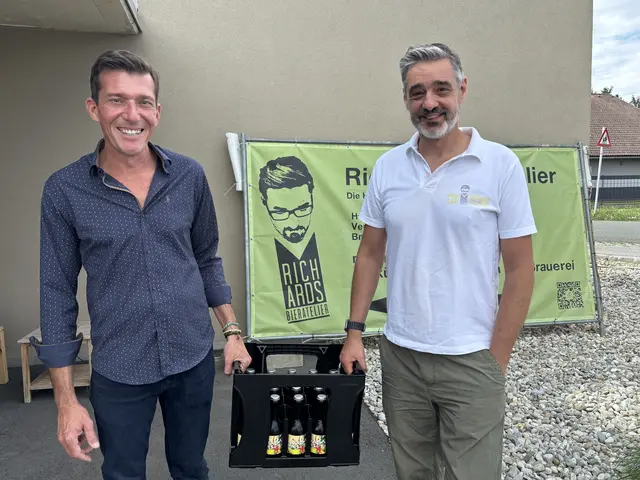 Bürgermeister Peter Stradner und Bierbrauer Richard Lipp freuen sich über das Gemeinschaftswerk "Wagna - unsa Bier". | Foto: MeinBezirk/Waltraud Fischer