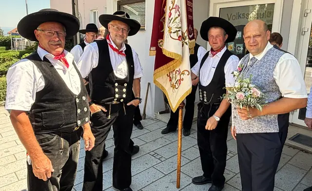 Zimmererkollegen unter sich: Von rechts: Bräutigam Günter Pichler (1. Fähnrich des Vereins), 2. Fähnrich Zimmerermeister Johann Pretzl, 1. Vorstand Holzbaumeister Klaus Gruber und Obmann-Stellvertreter und Meterstabmuseuminhaber Siegi Kasbauer. | Foto: Gruber