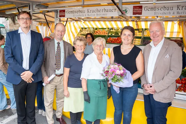 Nach 63 Jahren beendet die Familie Brötzner den Verkauf auf der Schranne. Im Bild: v.l.: Nils Kley (Markt- und Veterinäramt), Bernd Huber (Abteilungsvorstand MA 1), Marianne Klausner, Maria Neumaier (beide langjährige Verkäuferinnen), Elisabeth Brötzner und Bgm.-Stv. Florian Kreibich | Foto: Stadt Salzburg/Wildbild/Laurin Christl