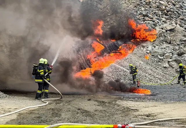 Florianis bei den Löscharbeiten. | Foto: Freiwillige Feuerwehr Treffen