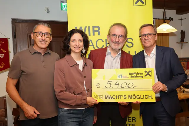Insgesamt kammen 5.400 Euro für „Reporter ohne Grenzen“ beim Raiffeisen Salzburg Asphaltstockschießen zusammen. 
Im Bild: RoG Österreich-Präsident Fritz Hausjell nahm den Siegerscheck von Generaldirektor Heinz Konrad in Empfang. V.l.n.r.: RVS-Pressesprecher Sigi Kämmerer, RVS-Geschäftsleiterin Anna Doblhofer-Bachleitner, Fritz Hausjell, RVS-Generaldirektor Heinz Konrad. | Foto: RVS/Neumayr