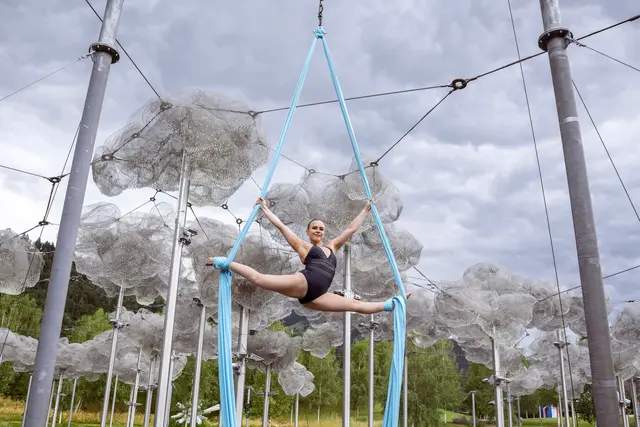 Ida Viljavouri entführt das Publikum in die fließende Welt der Luftakrobatik am Vertikaltuch.

 | Foto: Swarovski Kristallwelten / Gerhard Berger