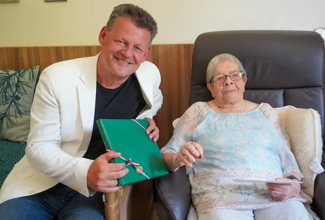 Johanna Frumlacher freute sich sehr über die persönlichen Glückwünsche von Bürgermeister Christian Scheider anlässlich ihres 100. Geburtstages.
 
 | Foto: StadtKommunikation / Zechner