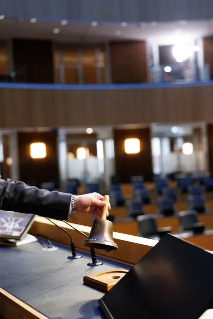 Das Präsidiumsmitglied, das die Sitzung leitet kann mit einer Glocke zur Ordnung rufen. | Foto: Foto: Parlamentsdirektion/Sattler-Remling