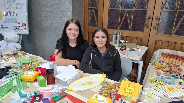 Schülerinnen der Mittelschule Pestalozzi helfen beim Fest tatkräftig mit.  | Foto: Katrin Stiper-Mauhart