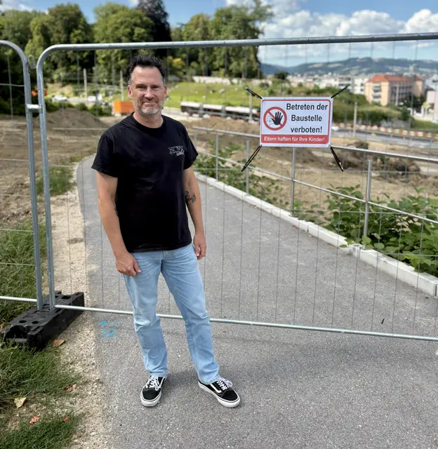Klubobmann Helge Langer (Grüne) kritisiert, der Froschberg werde durch den Autobahnbau Stück für Stück von der Innenstadt abgetrennt. | Foto: Grüne Linz