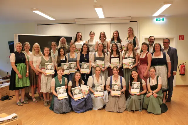 Direktorin LFS Hohenlehen Maria Ottenschläger, Studienrätin Martina Eschauer, Klassenvorständin Michaela Zeiringer, Bürgermeisterin Manuela Zebenholzer, Pfarrer Johann Wurzer, Sophie Fahrnberger, Helene Sonnleithner, Linda Uhrfahrer, Hanna Kronsteiner, Viktoria Zöchling, Kammerobmann BBK Scheibbs Franz Rafetzeder, Kammersekretär BBK Waidhofen Bernhard Ratzinger

Zweite Reihe stehend: Julia Haselsteiner, Leonie Marchsteiner, Elea Gsöllpointner, Lena Schweighuber, Leonie Karner, Sarah Paumann, Larissa Höhn, Gemeindebäuerin Hollenstein Romana Tippelreither, Kammerobrauf BBK Waidhofen Monika Fuchsluger

Vordere Reihe: Juliana Schaumberger, Carina Fahrnberger, Marie Schönegger, Christina Weber, Christina Kleindessner, Direktorin Katharina Aigner-Hinterreither
 | Foto: LFS Unterleiten