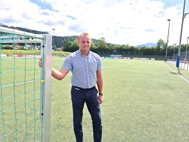 Bürgermeister Alexander Sartori vor dem Fußballplatz. | Foto: Josef Wind