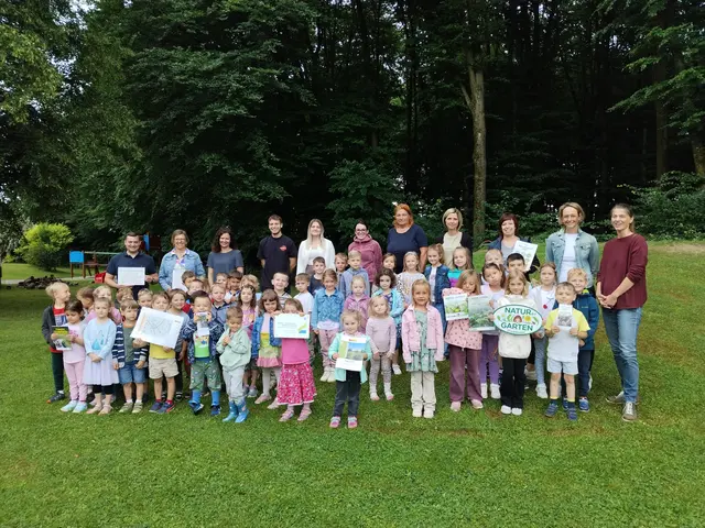 Übergabe im Kindergarten Deutsch Goritz mit Bürgermeister David Tischler (l.)