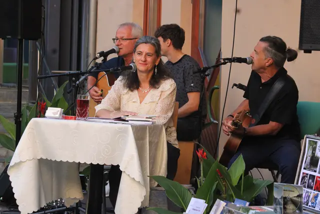 Ein lauer Sommerabend begleitete die Lesung mit Musik im Innenhof des Kulturheurigen Weiz. | Foto: Josef Hofmüller