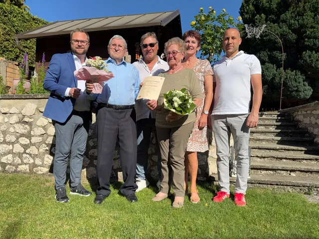 Bürgermeister Erich Stubenvoll gratulierte gemeinsam mit Ortsvorsteher Martin Ranftler dem Jubelpaar Martha und Josef Renner aus Lanzendorf zum 65. Hochzeitstag. Mit auf dem Foto sind Johann und Silvia Wegschaider. | Foto: Stadtgemeinde Mistelbach