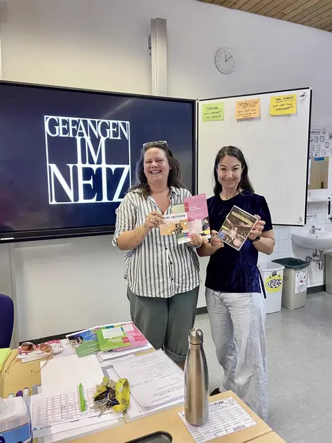 Insgesamt 20 kostenlose Workshops wurden für Kinder angeboten. Im Bild: (v.l.n.r.: Sara Wichelhaus (Cybermobbing), Isabel Bojanovsky (Team Vielfalt)) | Foto: Stadt Salzburg