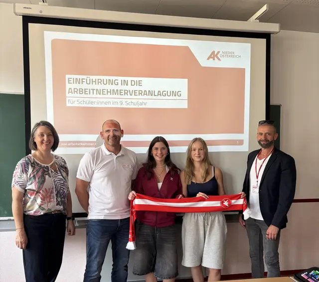 Pilotprojakt zur Arbeitnehmerveranlagung in Scheibbs: Doris Pirringer-Groll mit Dieter Gundacker (AK Scheibbs), Bianca Teufel, Lena Sommer und David Reif (AK NÖ) | Foto: Polytechnische Schule Scheibbs