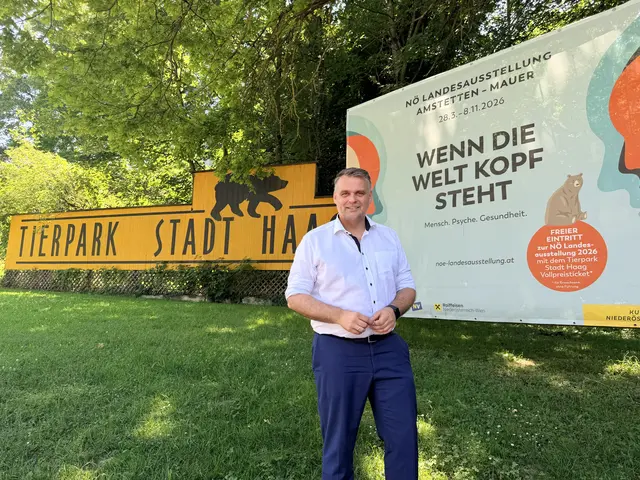 LAbg. Lukas Michlmayr beim Tierpark Haag mit der Infotafel für die NÖ Landesausstellung die ebenfalls neu bei der NÖ – Card mit dabei ist.
 | Foto: VPAM