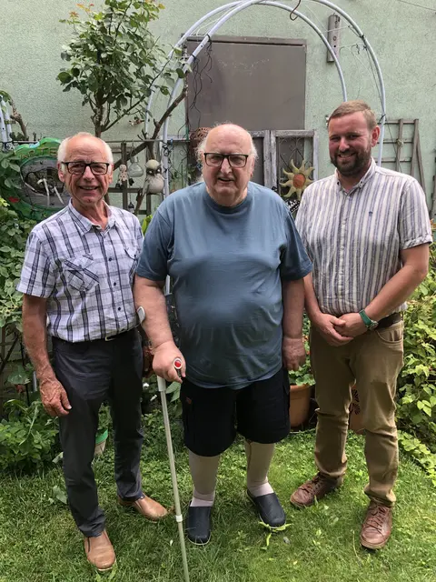 Bürgermeister Roman Sigmund, Georg Falb und Vizebürgermeister Josef Breuer beim 80er.  | Foto: Gemeinde