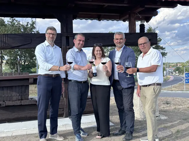 Landesrat Heinrich Dorner (2.v.r.), Wein Burgenland-Obmann Herbert Oschep (2.v.l.), Initiator Hans-Peter Schöll, Präsidentin Lisa Kölly-Pfneisl vom Verband Blaufränkisch Mittelburgenland und Lackendorfs Bürgermeister Werner Hofer (v.l.) vor der Weinpresse, die beim Kreisverkehr in Lackendorf die Einfahrt ins Blaufränkischland symbolisiert. | Foto: Rosenberger Victoria