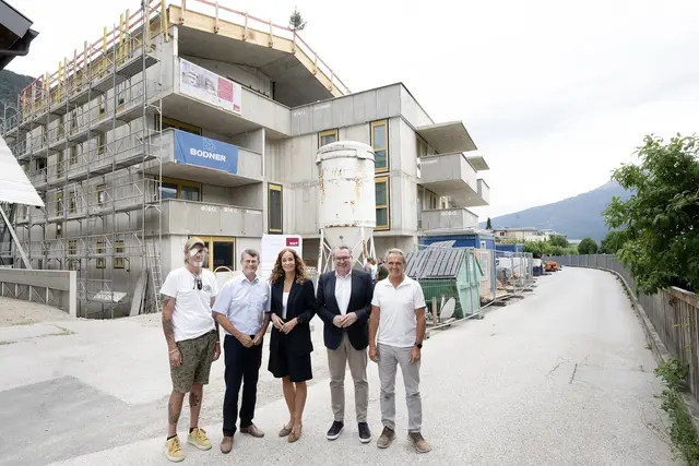 Lokalaugenschein auf der Baustelle mit (v.li.) Architekt Rainer Schöpf, Bürgermeister Thomas Öfner, Landesrätin Eva Pawlata, NHT-Geschäftsführer Johannes Tratter und Baumeister Heinz Wucherer. | Foto: NHT/Karg